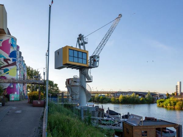 Origineel overnachten in een hijskraan