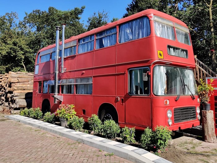 Origineel overnachten in een dubbeldekkerbus