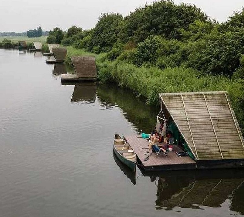 Origineel overnachten op een Kampeervlot